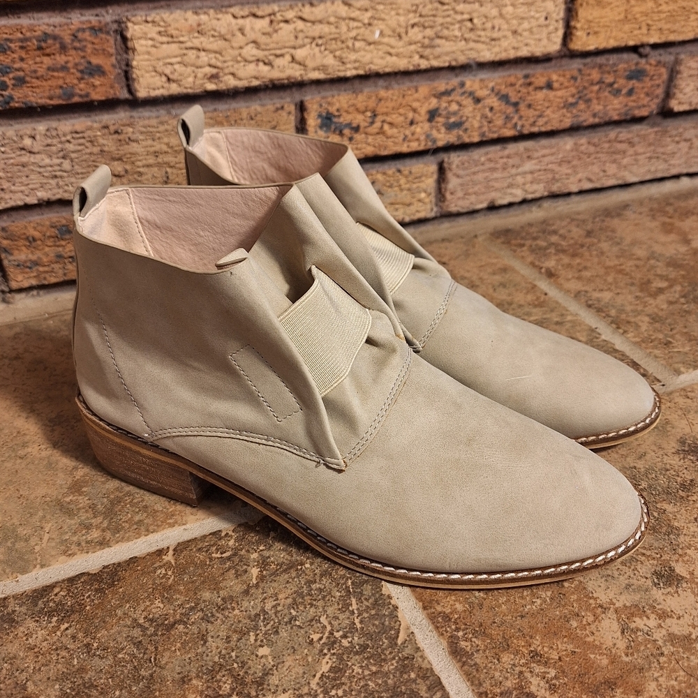 CCOCCI Size 8.5 Light Tan Booties